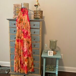 Taylor sz 8 Stunningly beautiful long lined dress.